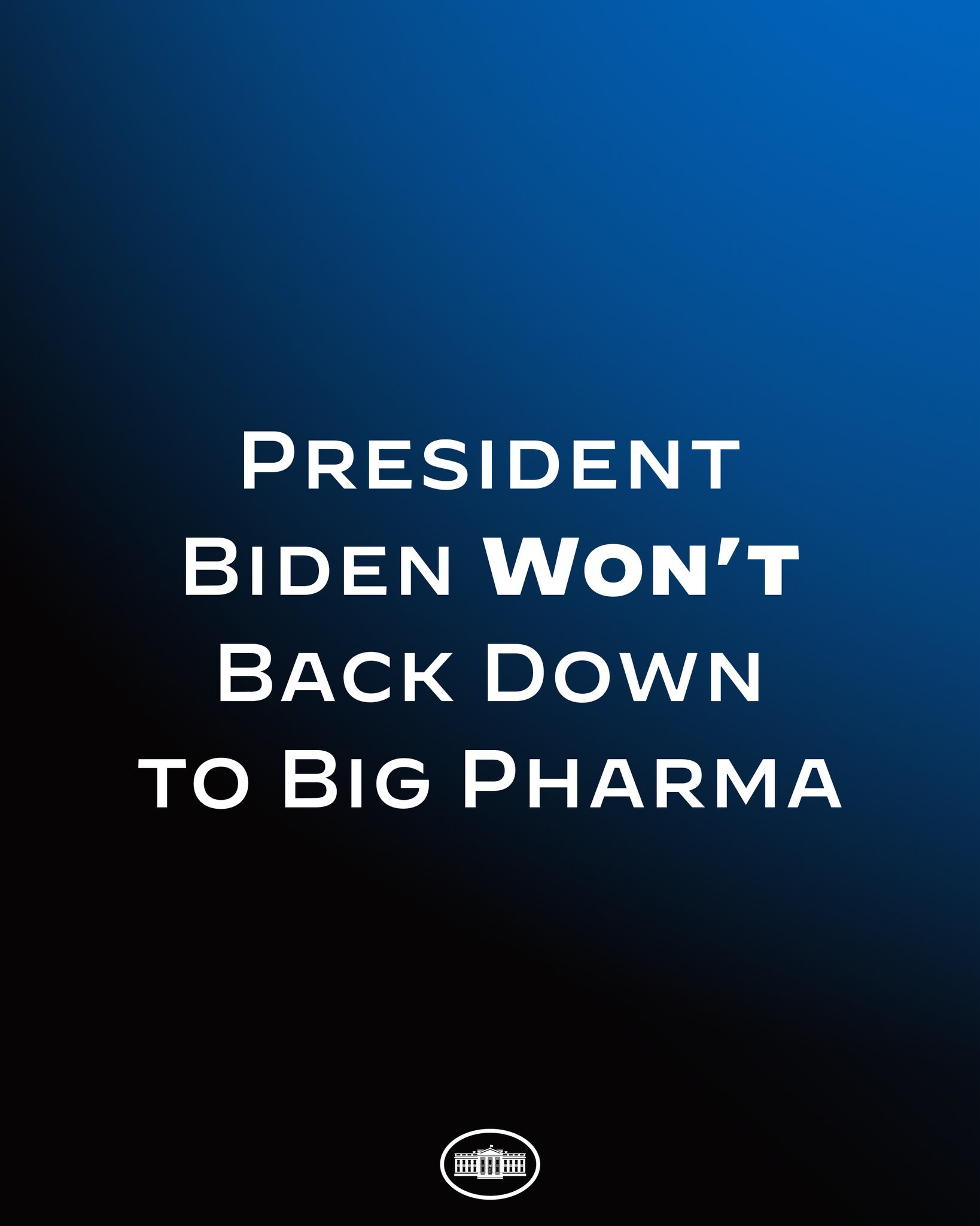 Blauer Hintergrund mit weißer Schrift, die "Präsident Biden gibt Big Pharma nicht nach" lautet, und einem Logo unten.