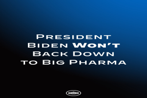 Blauer Hintergrund mit weißer Schrift, die "Präsident Biden gibt Big Pharma nicht nach" lautet, und einem Logo unten.
