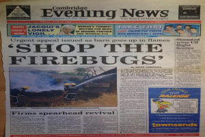 Zeitungsvorderseite mit zahlreichen Anzeigen und Schlagzeilen.