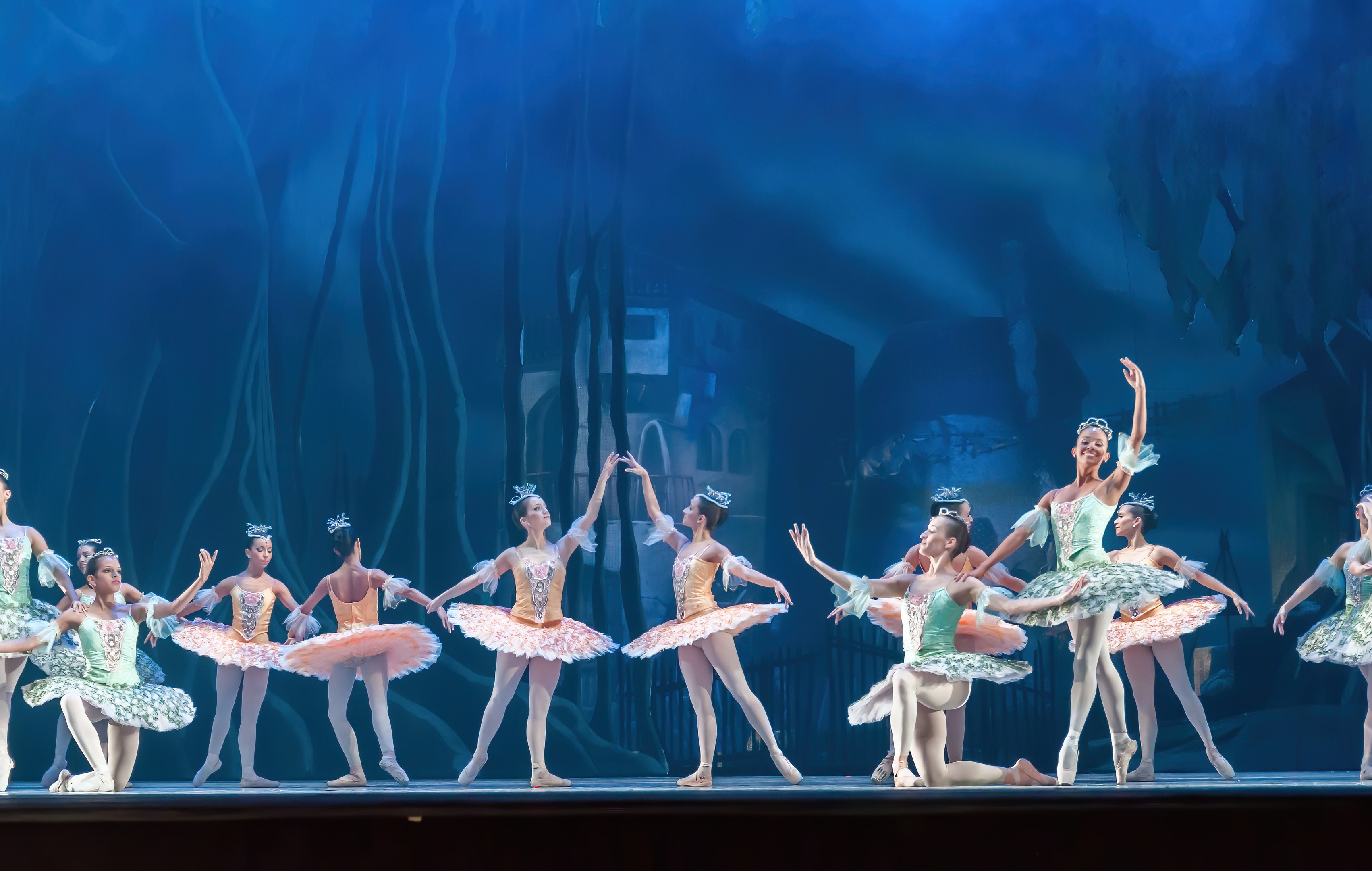 "Theater of Estrada Song" des Zentrums für Ästhetische Erziehung von Kindern der Region Nizhny Novgorod wird vor Beginn der "Nussknacker"-Vorstellung im Nizhny-Novgorod-TYUZ am 1. Juni auftreten