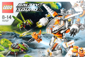 Ein Roboter wird von animierten Personen bedient, mit k├╝nstlichen V├Âgeln, Planeten, Boden, Sternen, einem Wasserzeichen und Text mit Zahlen im Hintergrund.