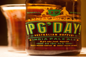 Eine Weinflasche und ein Glas Wein stehen auf einem Tisch.