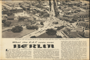 Alte Zeitung mit einem Schwarz-Weiß-Foto einer Stadtlandschaft, die Gebäude, Bäume und Fahrzeuge zeigt, begleitet von Text.