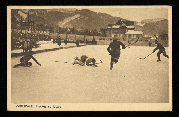 Ein altes Schwarz-Weiß-Foto von Menschen, die Hockey auf einem Eisstadion spielen, umgeben von Gebäuden, Bäumen, Pfählen und Bergen im Hintergrund, mit Text am unteren Bildrand.