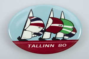 Lettischer MEP Kols überreichte Kaja Kallas ein Aufkleber mit einem "Baltic Chihuahua" vor dem Hintergrund der Flaggen der baltischen Länder