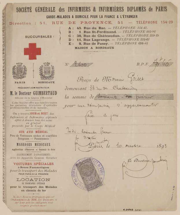 Alter medizinischer Dokument mit rotem Kreuzsymbol, Text, Stempeln und Logo, der eine Aufzeichnung von einer medizinischen Hilfsorganisation anzeigt.
