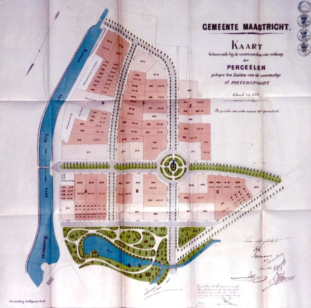 Ein detaillierter Stadtplan auf Papier mit beschrifteten Straßen, Gebäuden und Sehenswürdigkeiten, begleitet von Text mit zusätzlichen Stadtinformationen.