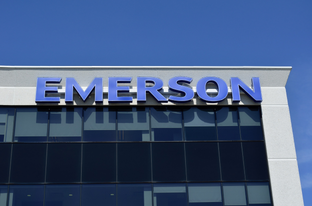 Emerson-Logo an einer Gebäudefassade mit dem Text "Emerson investiert 1,5 Milliarden USD in den USA".