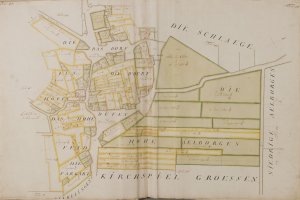 Ein altes Buch mit einer detaillierten Karte von Hamburg, Deutschland, auf der Text zu sehen ist, der Informationen über die Bevölkerung, Straßen und Sehenswürdigkeiten der Stadt enthält.