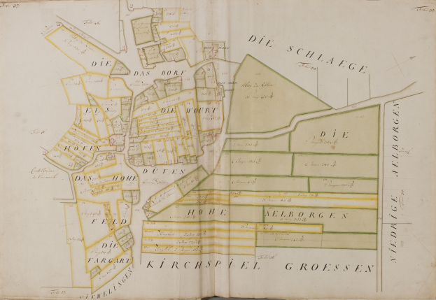 Ein altes Buch mit einer detaillierten Karte von Hamburg, Deutschland, auf der Text zu sehen ist, der Informationen über die Bevölkerung, Straßen und Sehenswürdigkeiten der Stadt enthält.