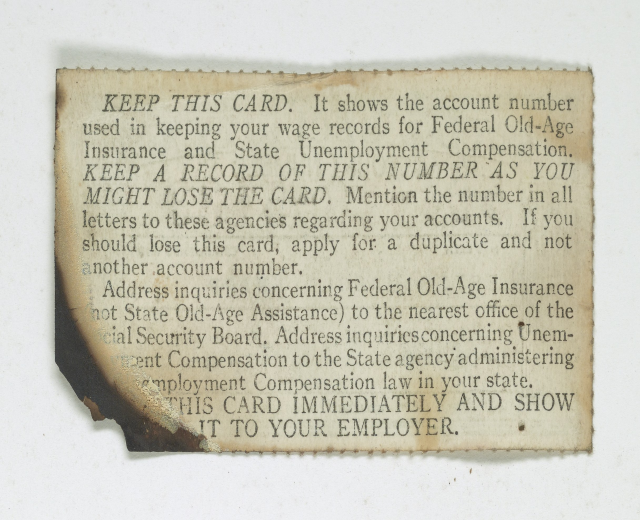 Ein Blatt Papier mit dem Text: "Behalten Sie diese Karte, sie zeigt die Kontonummer, die für die Lohnunterlagen der gesetzlichen Rentenversicherung und Arbeitslosenversicherung verwendet wird."