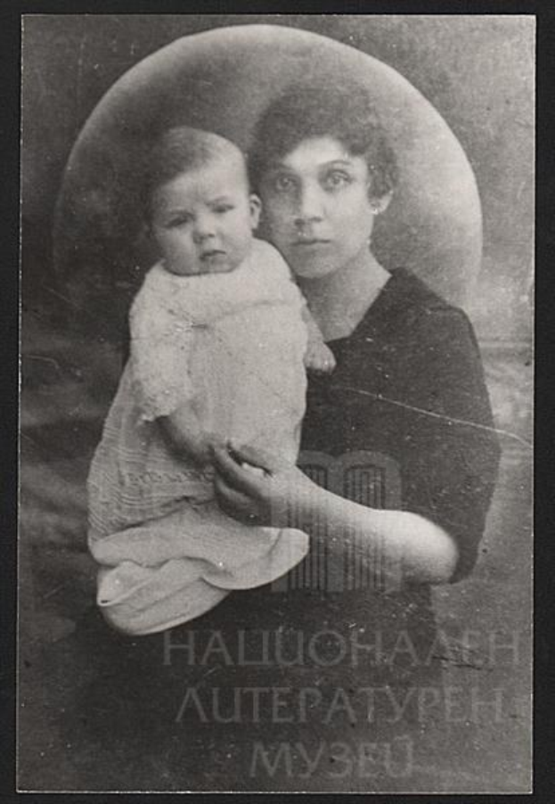 Schwarz-weißes Foto einer Frau, die ein Baby liebevoll in den Arm nimmt und beide glücklich aussehen, mit dem Wort 'Mutter' unten.