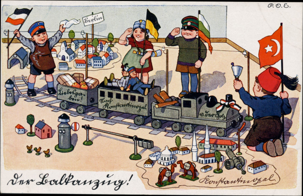 Kinder spielen mit einem Spielzeugräumzug auf einem Eisenbahnübergang in einem Wohngebiet mit Häusern und Bäumen, Text unten.