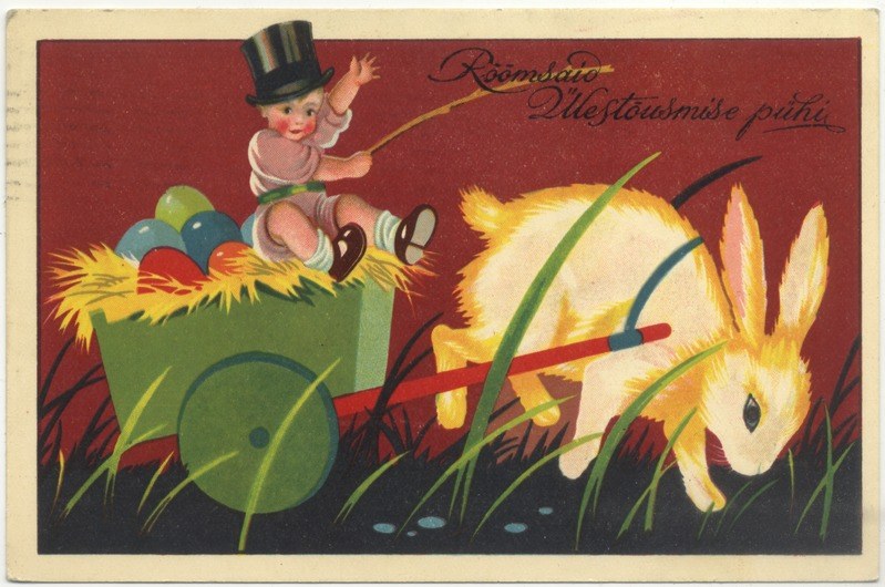Alte Postkarte mit einem Baby in einem Zylinder, das einen mit bunten Ostereiern gefüllten Karren schiebt, begleitet von einem Hasen und einer handgeschriebenen Nachricht zum fröhlichen Ostern.