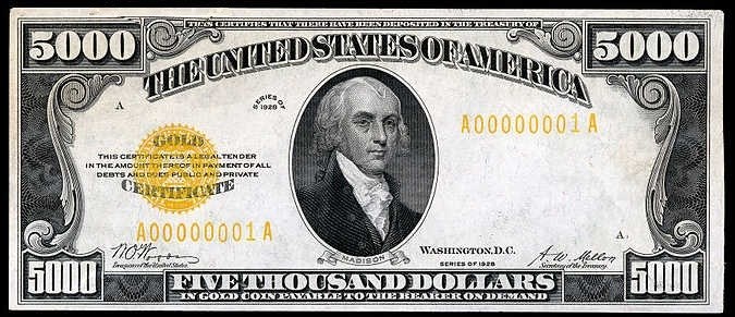 Ein schwarzer Hintergrund mit einem US-Dollar-Schein im Wert von fünftausend Dollar mit einem Porträt von George Washington und der Aufschrift "Fünftausend Dollar" in fetter Schrift.