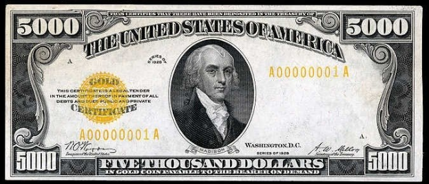 Ein schwarzer Hintergrund mit einem US-Dollar-Schein im Wert von fünftausend Dollar mit einem Porträt von George Washington und der Aufschrift "Fünftausend Dollar" in fetter Schrift.
