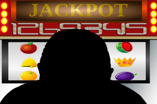 Ein Mann spielt ein Online-Slot-Machine-Spiel mit einer "Jackpot"-Anzeige, umgeben von fruchtmotivischen Symbolen und Text.