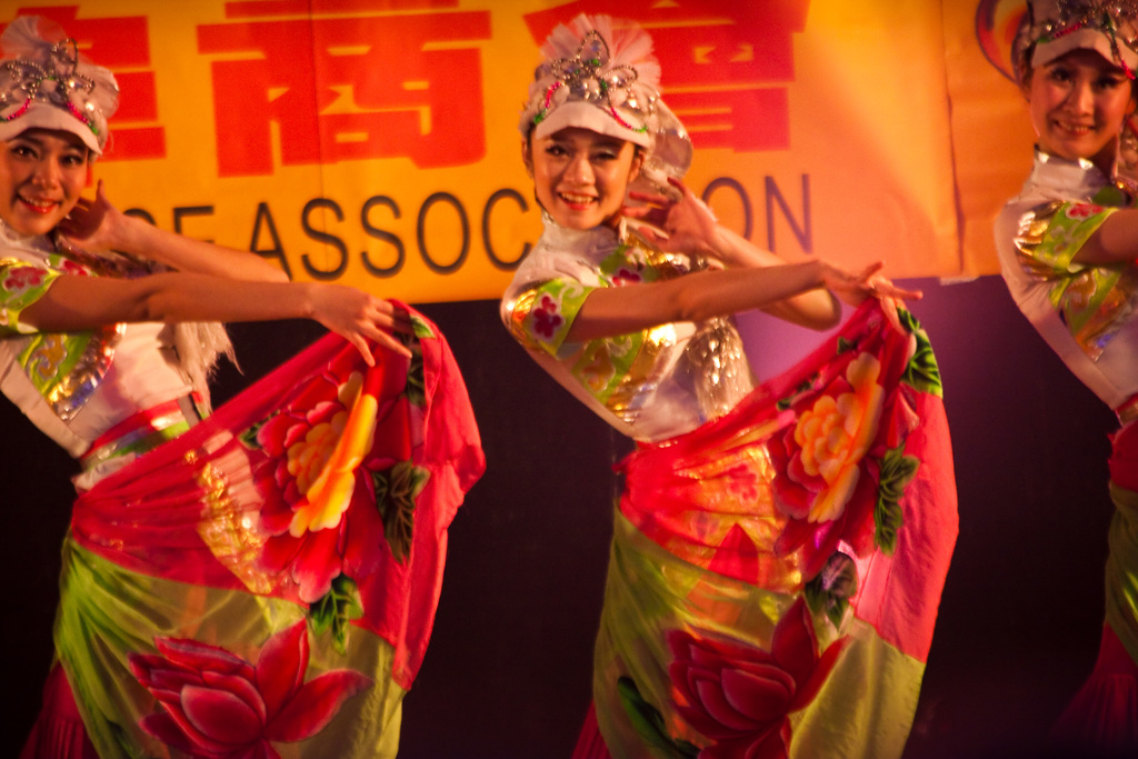 Eine Gruppe Mädchen tanzt.