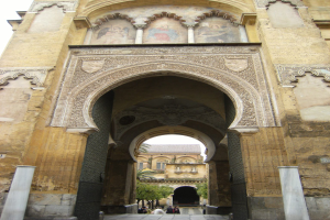 Ein alter Denkmal-Eingang führt zu einem anderen Denkmal-Eingang.