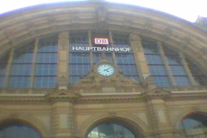 Ein Gebäude mit einer Uhr an der Fassade.