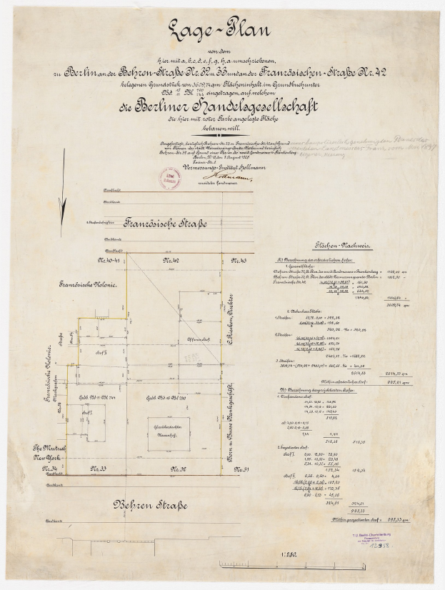 Altes Dokument mit handgezeichneter Grundrissplan der Berliner Handelsgesellschaft, mit Text und Stempel auf der linken Seite.
