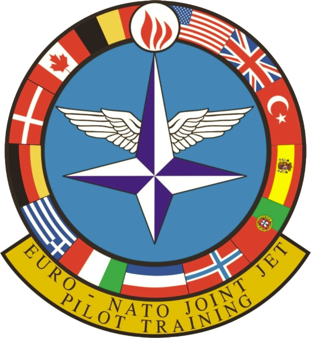 Blauer Kreis mit einem weißen Stern in der Mitte, umgeben von vier farbigen Flaggen und dem Text "NATO Joint Jet" in Weiß.