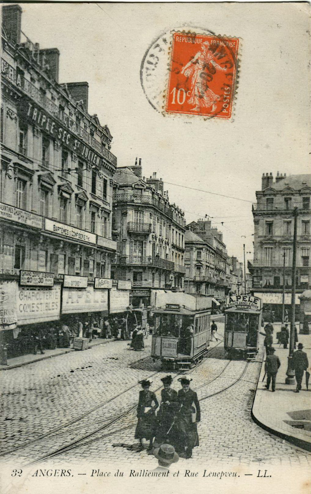Schwarz-weißes Foto einer Stadtstraße mit einer Straßenbahn, Gebäuden, Pfählen und Menschen, mit einem Stempel oben und Text unten.