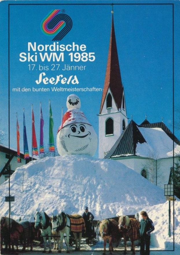 Plakat für die Nordischen Ski-Weltmeisterschaften 1985 in Seefeld, Schweiz, das eine verschneite Landschaft mit Skifahrern, Pferden, Flaggen, Gebäuden, Bäumen und Text zeigt.