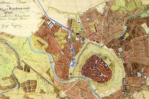 Ein detailliertes altes Stadtplan von Hamburg, Deutschland, mit Straßen, Gebäuden und Sehenswürdigkeiten, durchzogen von einer blauen Linie und Text mit Informationen zur Bevölkerung und bekannten Orten.