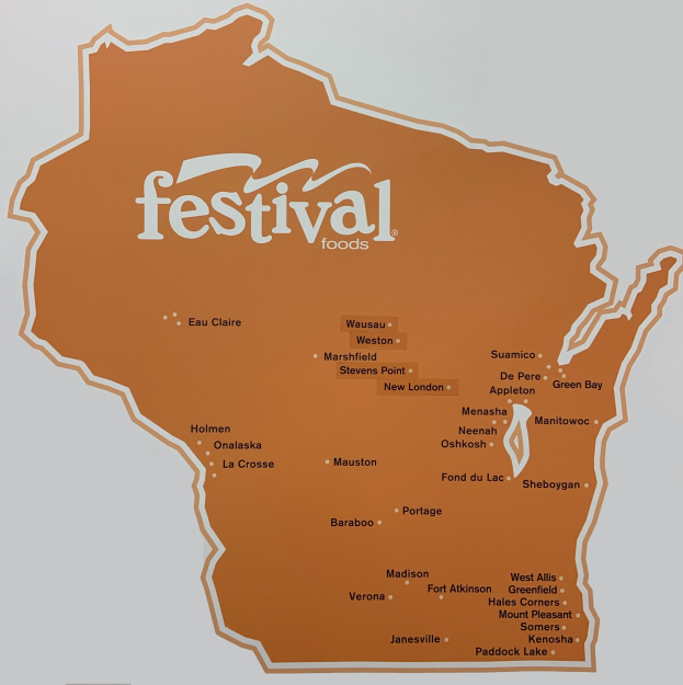 Ein lebendiger Plakat von einer Wisconsin-Karte gefüllt mit bunten Lebensmitteln und beschriftet mit "Festival Foods."