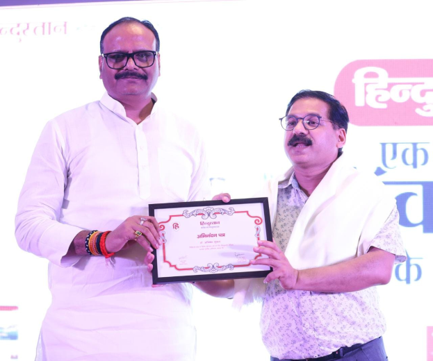 Zwei Männer mit Brille halten ein Zertifikat bei den Maharashtra Tourism Awards 2019.