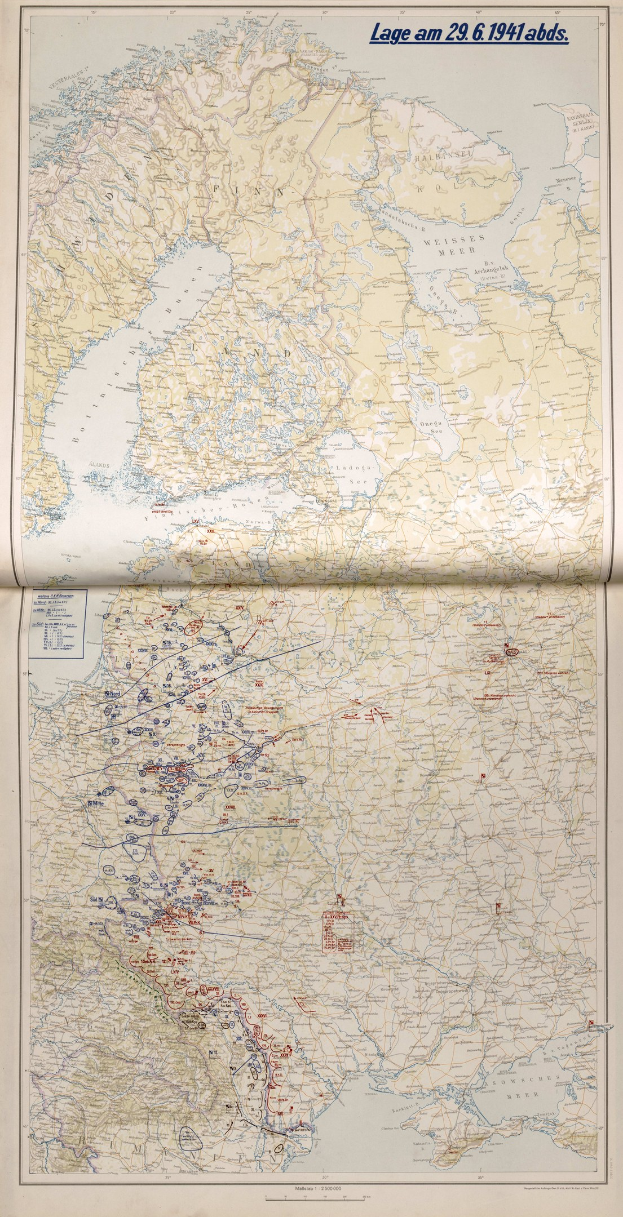 Ein altes Buch mit einer detaillierten Europakarte auf dem Cover, die geografische Merkmale wie Flüsse, Berge und Städte zeigt, begleitet von Text, der Orte und Merkmale benennt.