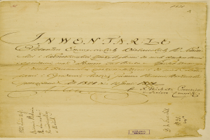 Ein altes, handgeschriebenes juristisches Dokument auf einer Oberfläche.