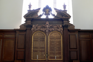 Museumsplakette mit Text und Skulpturen darauf.