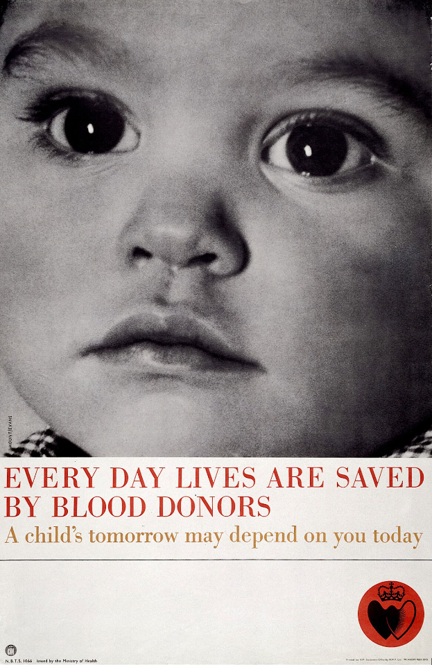 Ein Plakat mit dem Bild eines traurigen Kindes und der Aufschrift "Jeden Tag rettet Blutspenden Leben" in fetter schwarzer Schrift.