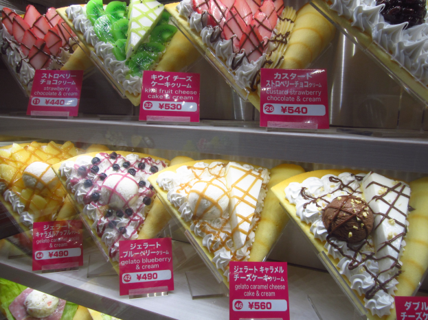 Vitrine voller verschiedener Eiscreme-Sorten mit Preisetiketten, ästhetisch ansprechend angeordnet.