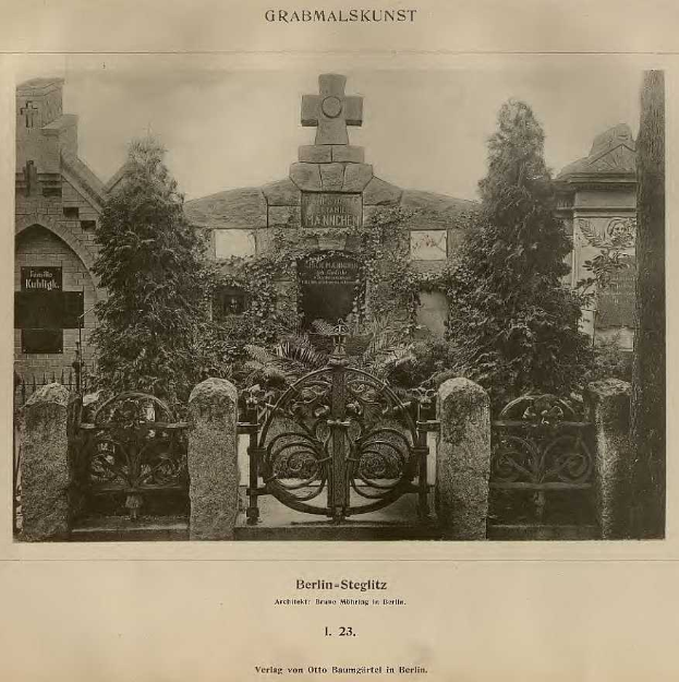 Ein altes Schwarz-Weiß-Foto eines Friedhofs in Berlin, Deutschland, mit einem Tor, einer Wand, Bäumen und einem Gebäude im Hintergrund, mit dem Text "Grammalskunst, Berlin-Steglitz, Architekt, Bruue Morning in Berlin" unten.