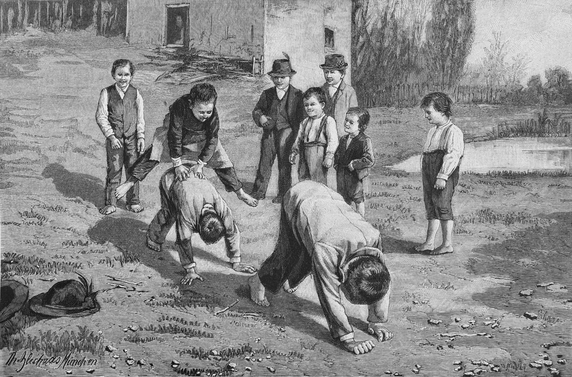 Schwarz-weißes Bild von Kindern auf einem Feld, mit zwei Jungen, die in der Mitte kämpfen, während die anderen zusehen; ein Hut und Text sind links sichtbar.