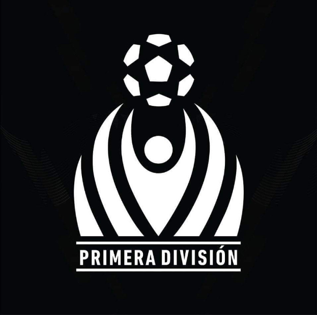 Schwarzer und weißer Fussball mit "Primera Division" in fetter weißer Schrift über ihm, umgeben von einem weißen Kreis mit schwarzem Rand auf schwarzem Hintergrund.