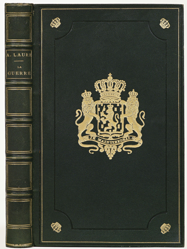 Ein schwarzes Gesetzbuch mit einer goldenen Krone darauf, auf einem weißen Hintergrund.