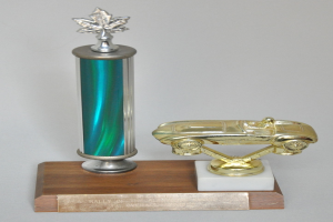 Ein glänzender, detaillierter Trophäwagen auf einer hellen Holzplatte.