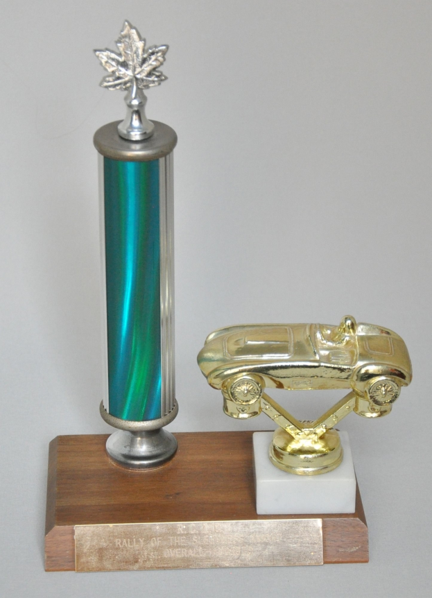 Ein glänzender, detaillierter Trophäwagen auf einer hellen Holzplatte.