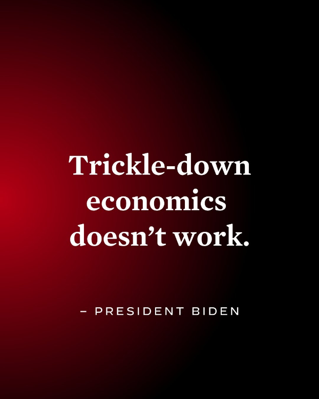 Plakat mit fetter schwarzer Schrift "Trickle-Down Economics Works Not" auf einem weißen Hintergrund, umrahmt von einem schmalen schwarzen Rand, begleitet von einem Zitat von Präsident Biden.