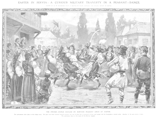 Schwarz-weißes Bild einer Gruppe von Menschen, die vor einer Menge tanzen, mit Häusern und Bäumen im Hintergrund und Text unten, der "Ostern in Servia: Eine kuriose militärische Travestie in einem Bauerntanz" lautet.
