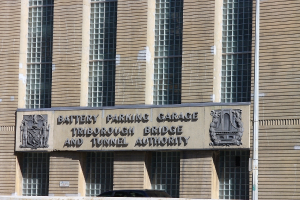 Ein Gebäude mit einem Namensschild in der Mitte des Bildes.