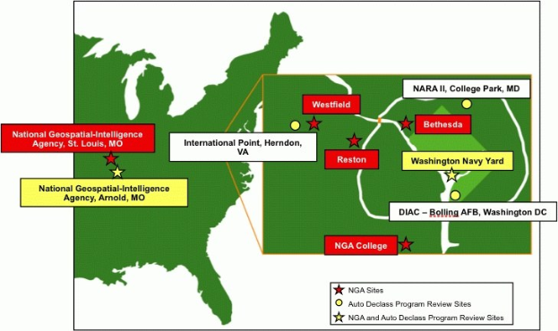 Eine Karte der Vereinigten Staaten, die die Standorte der National Geospatial Intelligence Agency hervorhebt, mit fetter Schrift, überlagert auf geographischen Merkmalen wie Flüssen, Bergen und Städten.