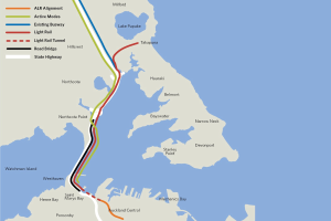 Detailierte Stadtkarte mit einer roten Linie, die eine vorgeschlagene Bahnroute markiert, einschließlich Haltestellen und Umgebung mit Routeninformation.