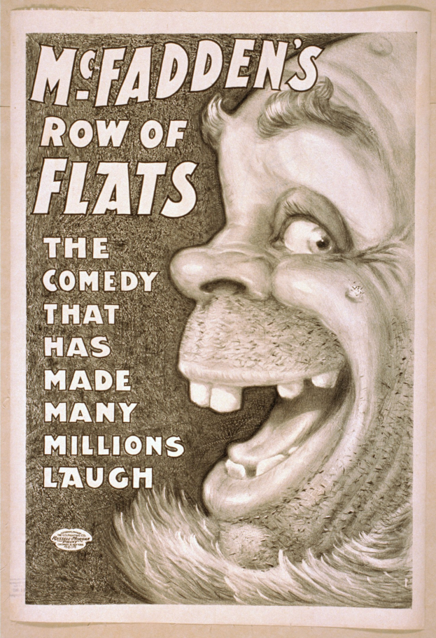 Plakat einer lachenden Person mit wilden Haaren, weit aufgerissenen Augen und einem strahlenden Grinsen, vor einem hellgelben Hintergrund, mit dem Text "McFadden's Row of Flats: The Comedy That Has Made Many Millions Laugh."
