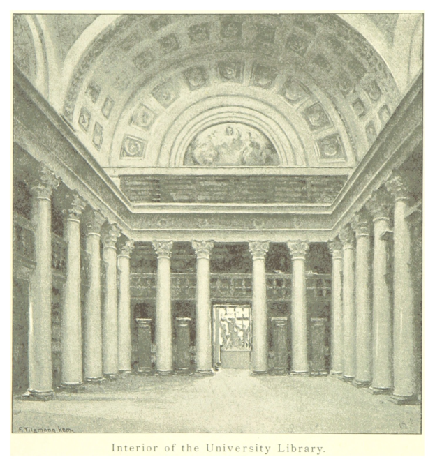 Große Säulen und prunkvolle Deckenentwürfe im Inneren einer Universitätsbibliothek, mit Text am unteren Rand.