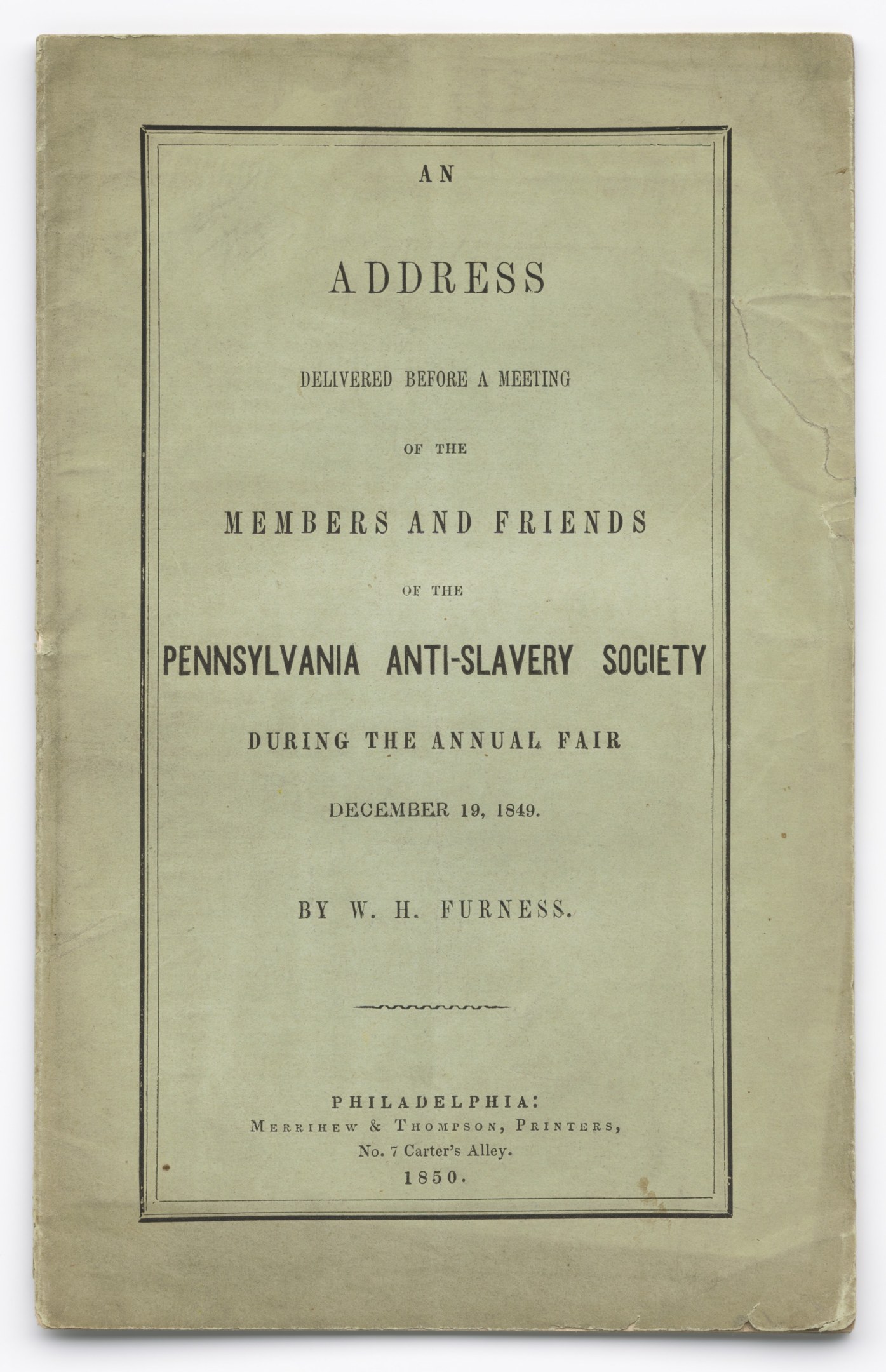 Ein Buch mit dem Titel 'Eine Ansprache vor einer Versammlung der Mitglieder und Freunde der Pennsylvania Anti-Slavery Society während der jährlichen Messe' ist aufgeschlagen.